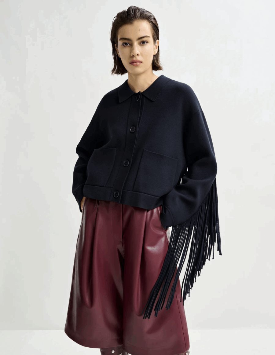 Veste Courte en Maille Bleu Marine à Franges – Image 3