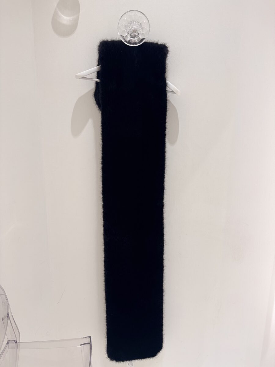 Écharpe en Fausse Fourrure Noire – Image 3