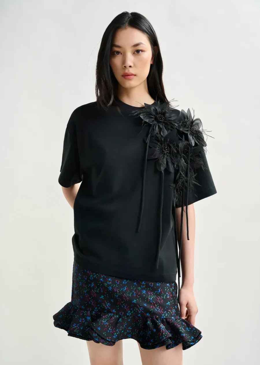 T-shirt noir avec fleur – Image 2