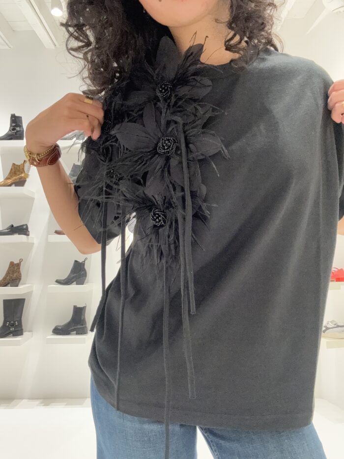 T-shirt noir avec fleur