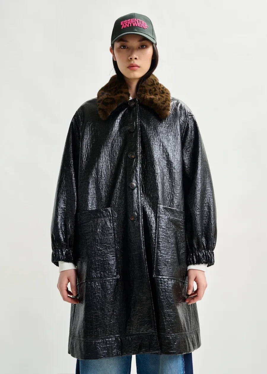 Manteau noir brillant col léopard