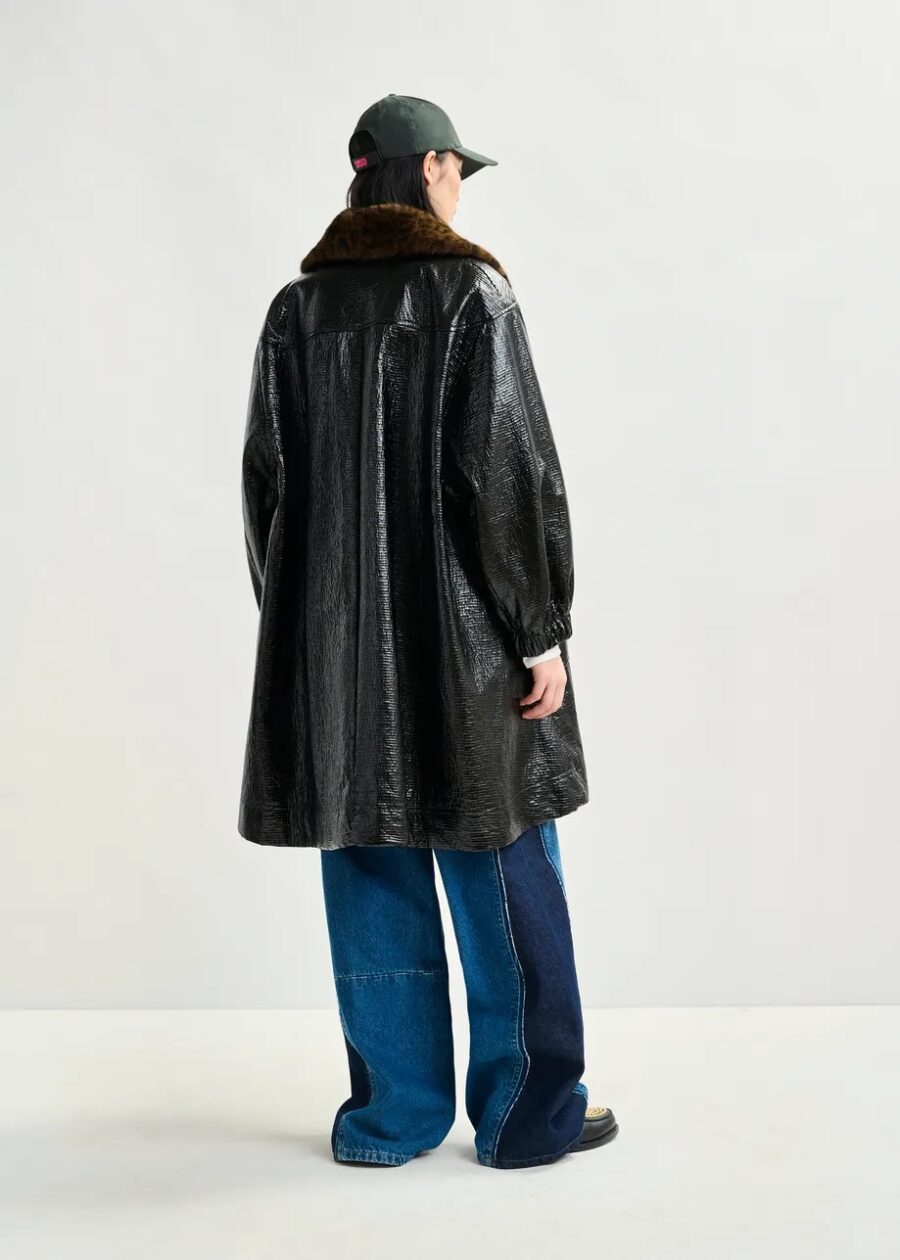 Manteau noir brillant col léopard – Image 2